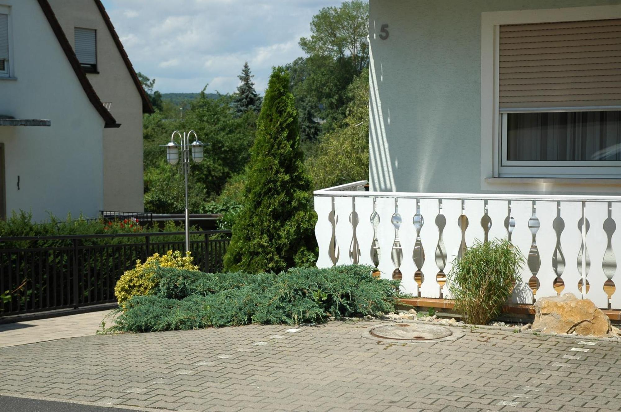 Hotel-Garni 'Zum Weinkrug' Sommerhausen Exterior foto